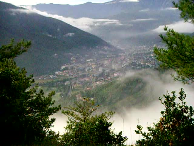 Early morning on July 22nd, 2009, with a small group of guests, we went to Sangaygang, a hill overlooking Thimphu valley, and witnessed what was truly a "once-in-a-lifetime" event. The morning clouds, which ridiculously hung over the valley, gave way